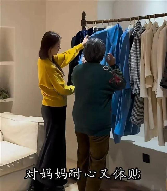 黄圣依回沪尽孝,陪白发老妈挑衣,温馨画面曝光!