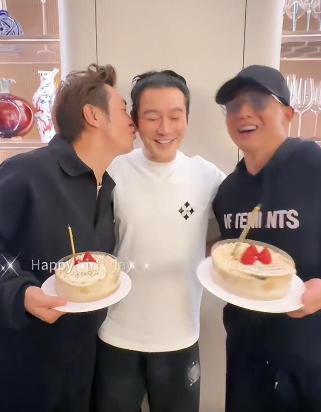 叶柯陪黄晓明参加聚会，合照靠边很卑微，网友：baby这次真赢了