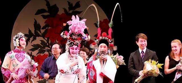 吃里爬外,永不回国?她带领30名演员选择留美,年过花甲归来