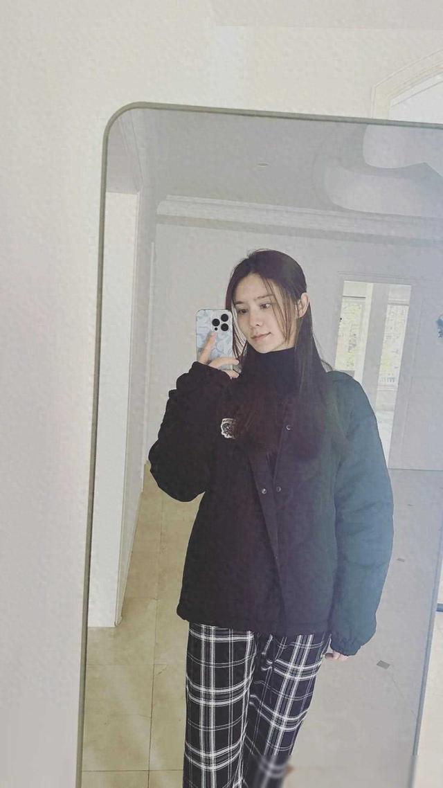 太土，穿出了林峰破产的感觉！张馨月晒美照，评论区一片吐槽！