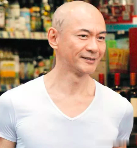 年纪大的男人，这5种“发型”要远离，扮嫩不说还显老，谁留谁土