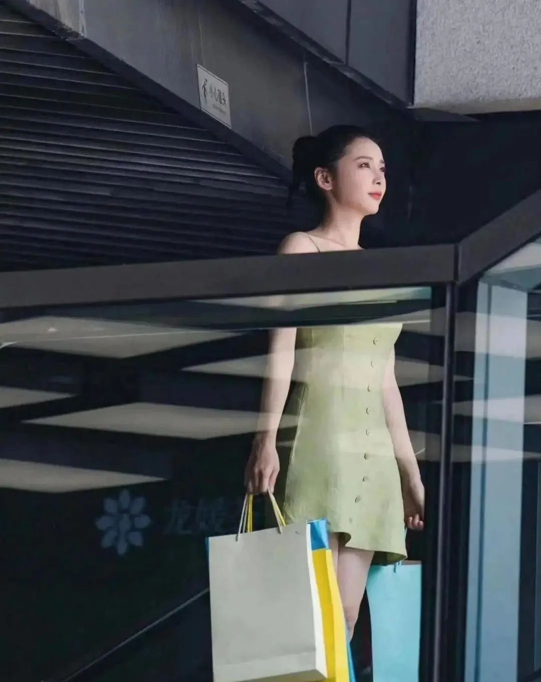 看了《狂飙》，忘不了大嫂，机场偶遇高叶，网友：她是顶级极品