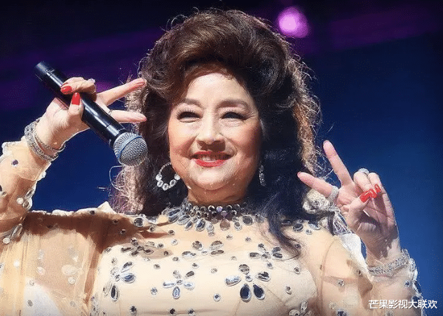 |她宁愿离婚也不愿改变中国国籍，春晚为她破例，74岁仍单身