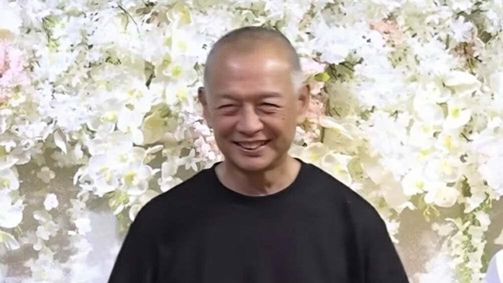 TVB知名导演宣布退休，与气质女星恋爱，遇交通意外昏迷很长时间