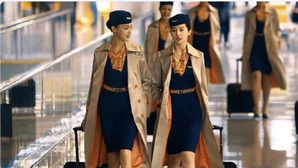 唐嫣和刘亦菲10年对比：从空姐服到晚礼服，我直呼花期不是一般的长