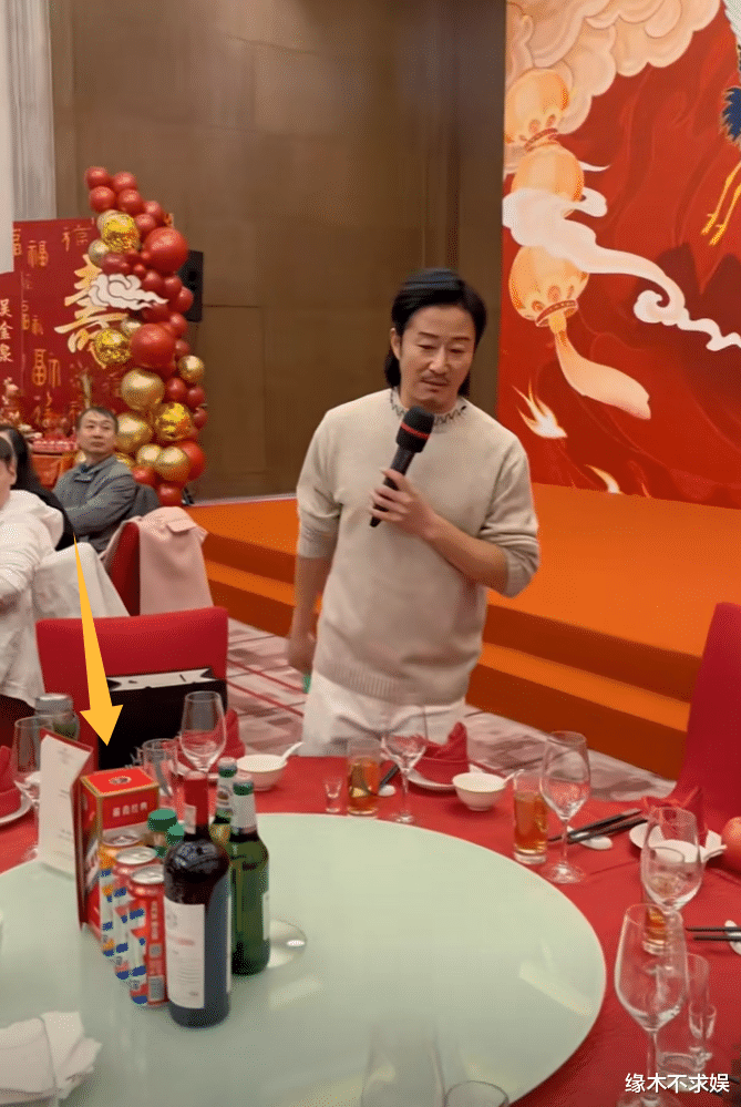 吴京父亲80大寿大摆宴席,8层寿桃太霸气,伴手礼和《战狼2》有关