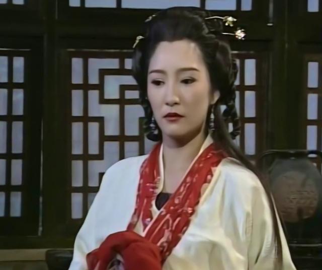 68岁米雪对比59岁雪梨：相差10岁却截然不同，妹妹已经一脸褶子