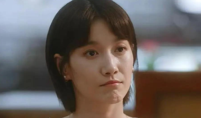 为何长相平平却资源不断?冯小刚评价一针见血!被低估的星二代!