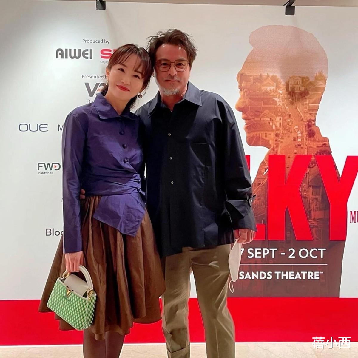 53岁范文芳携老公亮相!穿衣打扮嫩如学生,同岁的他白胡子像爸爸