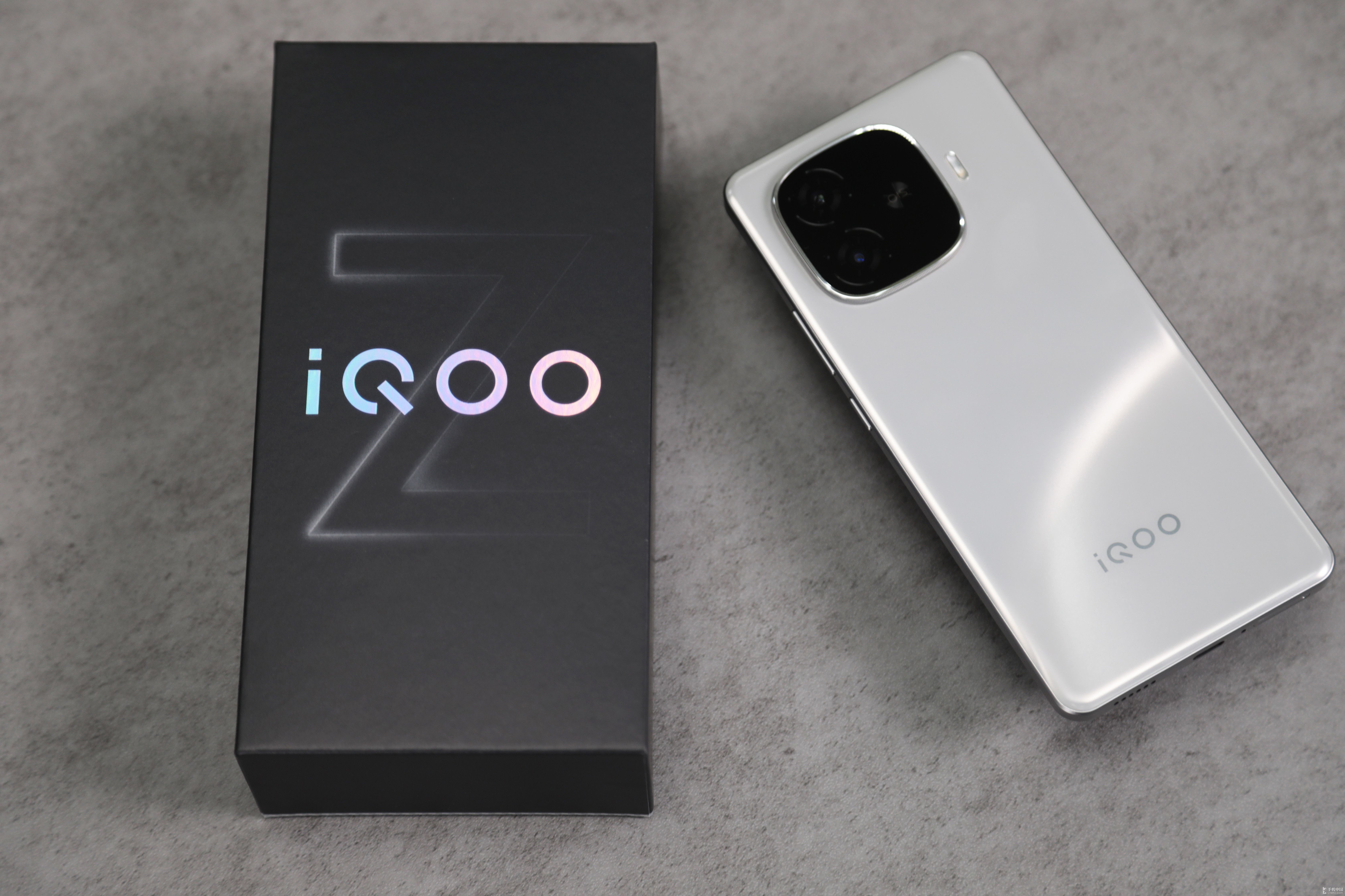 iQOO Z9 Turbo+图赏：月影钛 引领设计新质感