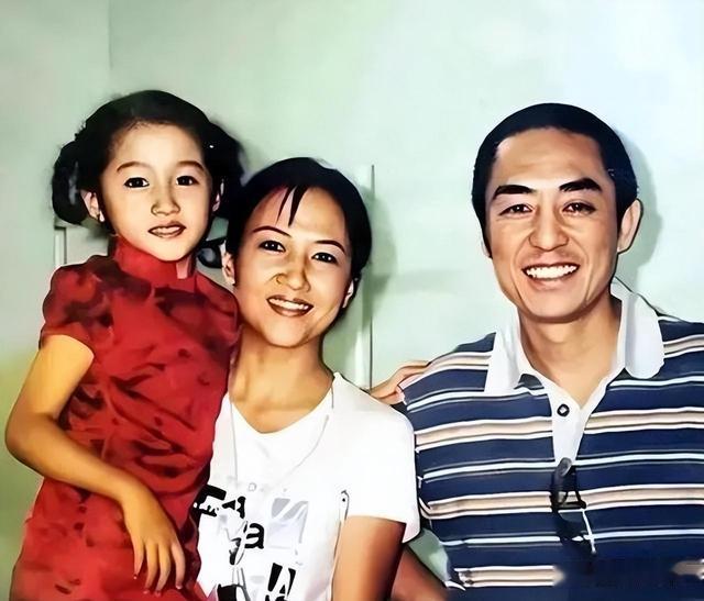 骗了我们23年!原来她就是关晓彤的父亲,怪不得她能红透大江南北