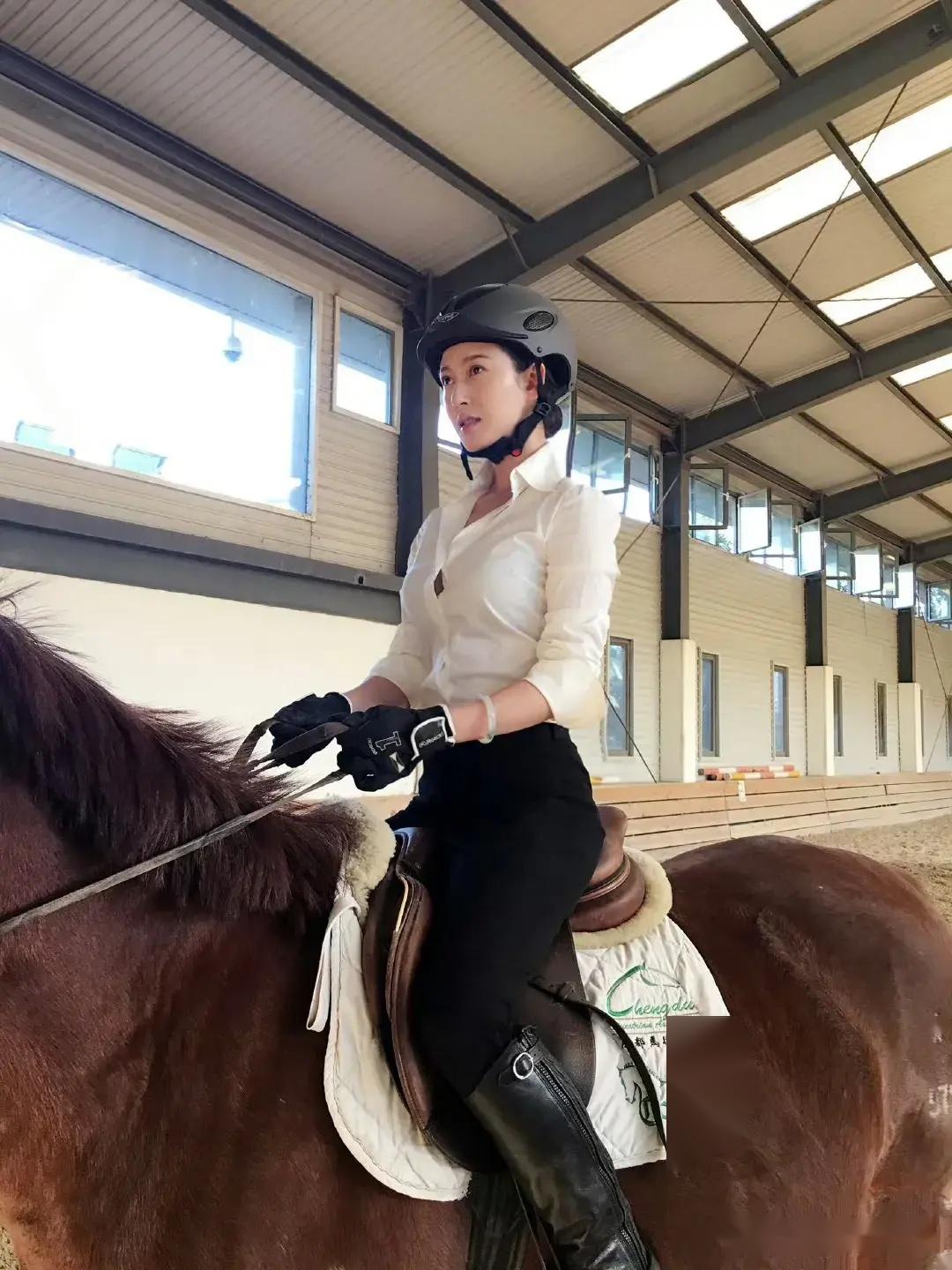 《庆余年》柳姨娘赵柯:剧中最美后妈,年轻时惊艳四座,性感迷人