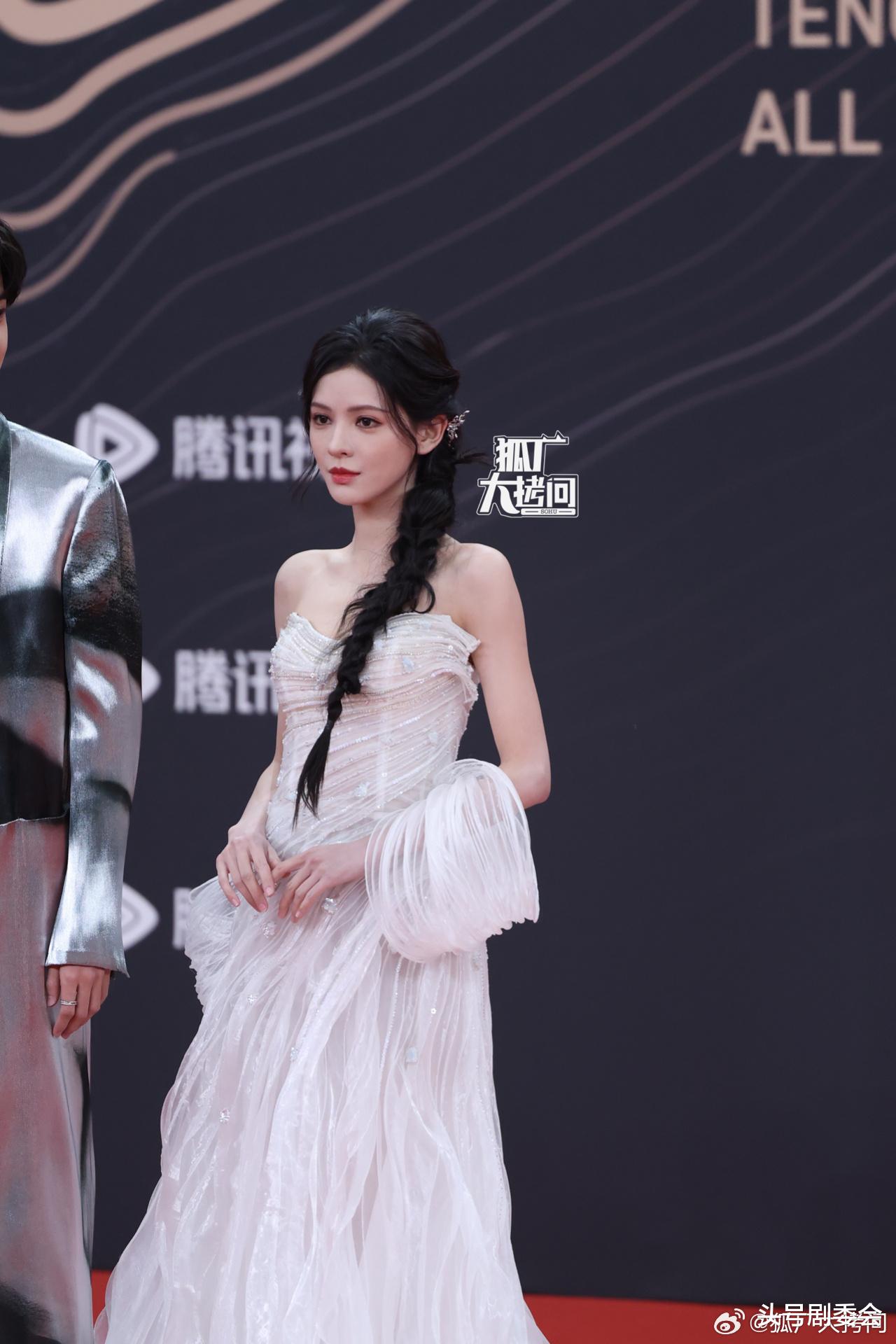 这一夜，唐嫣甜美，孟子义明艳，都不如压轴的赵丽颖，女王归来