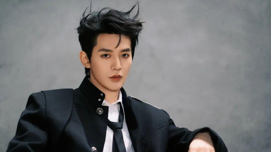 邓为生日大片掀起狂潮！热血高校风迷倒众生，魅力难挡引发热议！