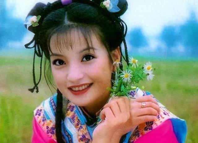 47岁赵薇现身北京机场,包裹严实仍被认出!退圈后身材走样严重!