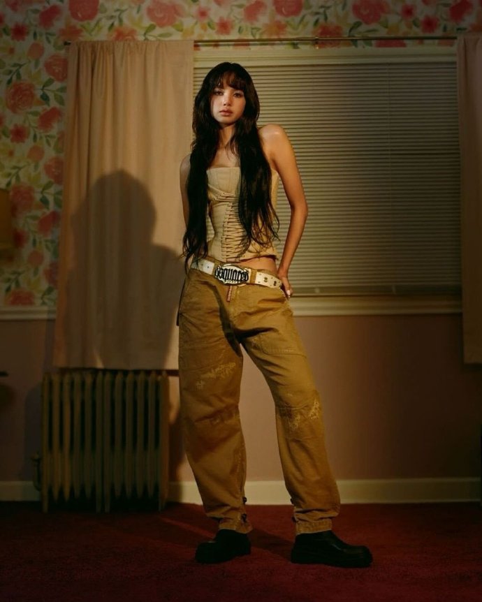 Lisa和LV三公子光明正大约会,穿灰色T恤外出用餐,大方晒素颜!