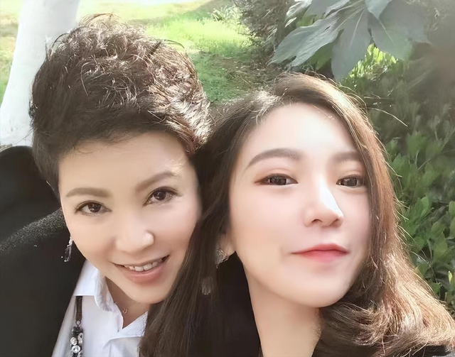 她9次登上春晚,被老外骗走3000万,40岁嫁小13岁男友,如今怎样