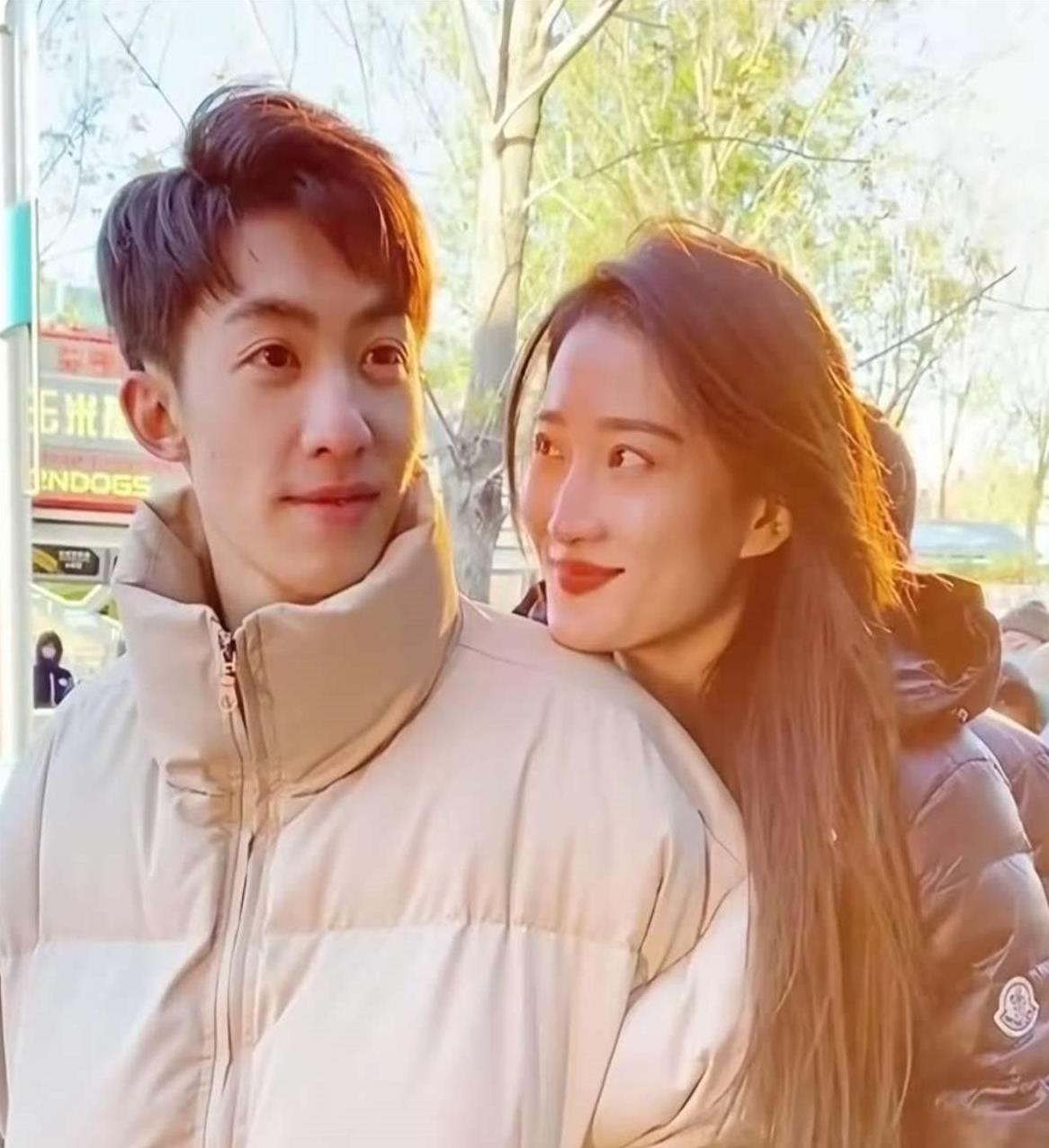 沉痛！27岁冼峻生车祸去世，家人发讣告，苗苗停播背后尽显哀伤