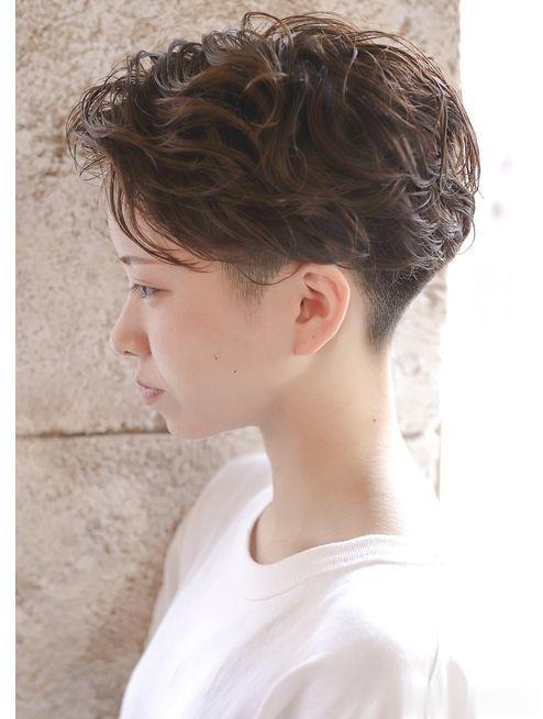 50多岁女性换发型记住这三点,剪短推边烫纹理,头发灰白也很美