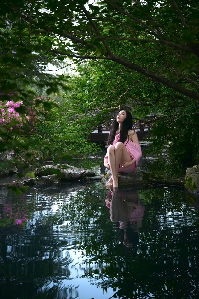 张天爱,一袭粉裙自在山林涧,来一起玩水吗?
