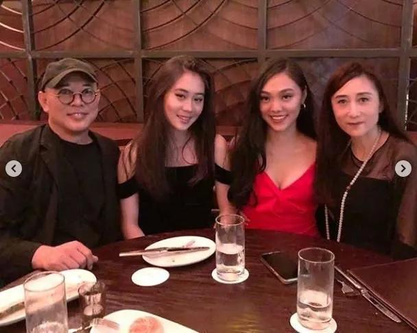 李连杰夫妻在寺庙打坐，他老年斑多老的不成样了，利智短发大变样