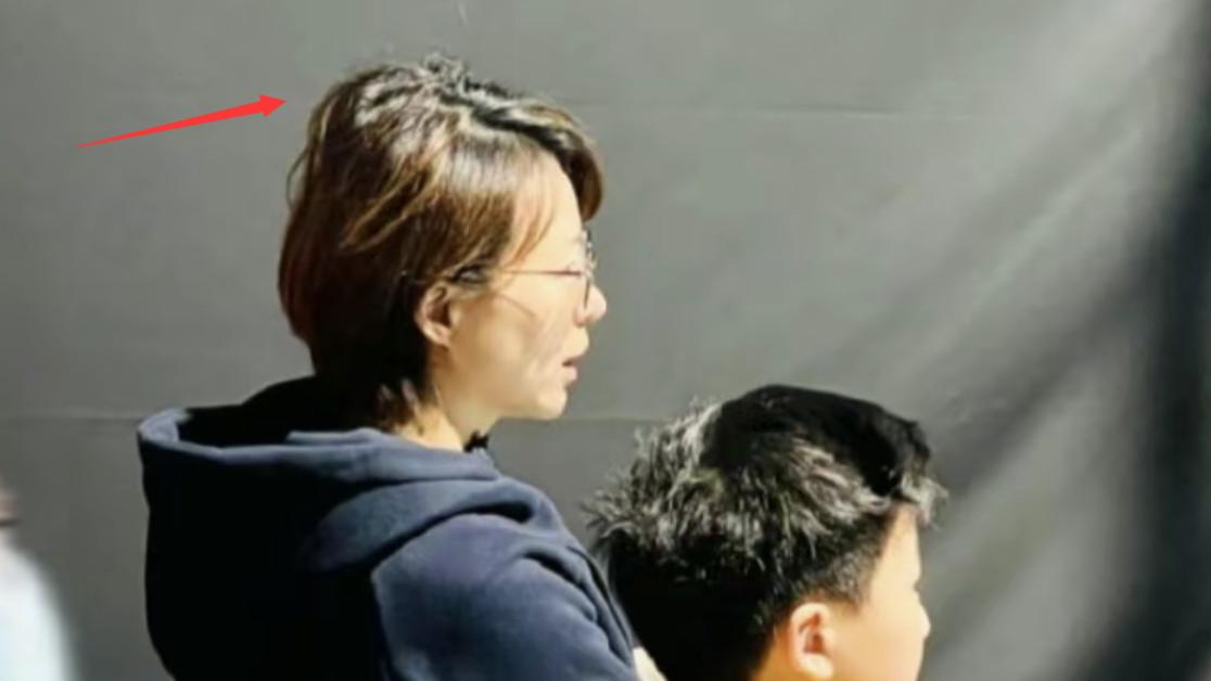 董卿带儿子罕见露面，头发凌乱显憔悴，陪娃坐角落，未见老公身影