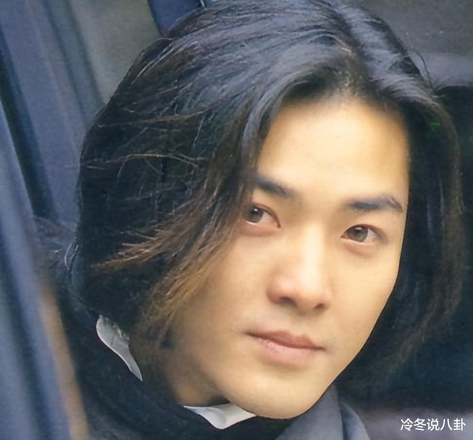 当年觉得邵美琪老气,配不上郑伊健,后来才发现她比梁咏琪还漂亮