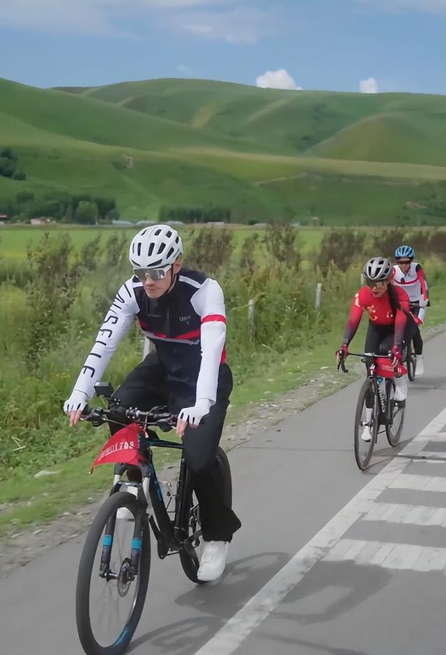 53岁胡兵分享不老秘诀,和6岁小孩同框像父子,网友催生瞿颖躺枪