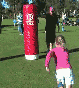 姑娘大意了，镜片里的反射被大家看得一清二楚，不觉得尴尬吗