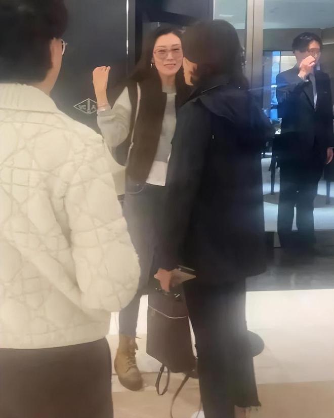 53岁李嘉欣穿搭引争议，土气or时尚？逆龄身材气质爆棚吸睛无数！