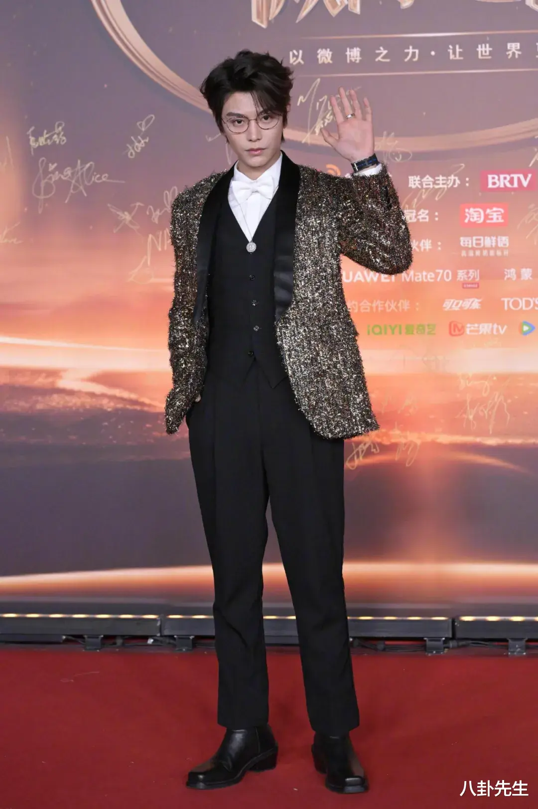 微博之夜红毯：关晓彤陈都灵穿错衣服，杨紫古风造型独特，赵丽颖好美