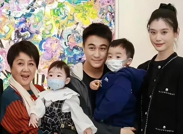 真甜假甜?施伯雄首晒与吴千语12宫格图,记录两人相识相恋过程!