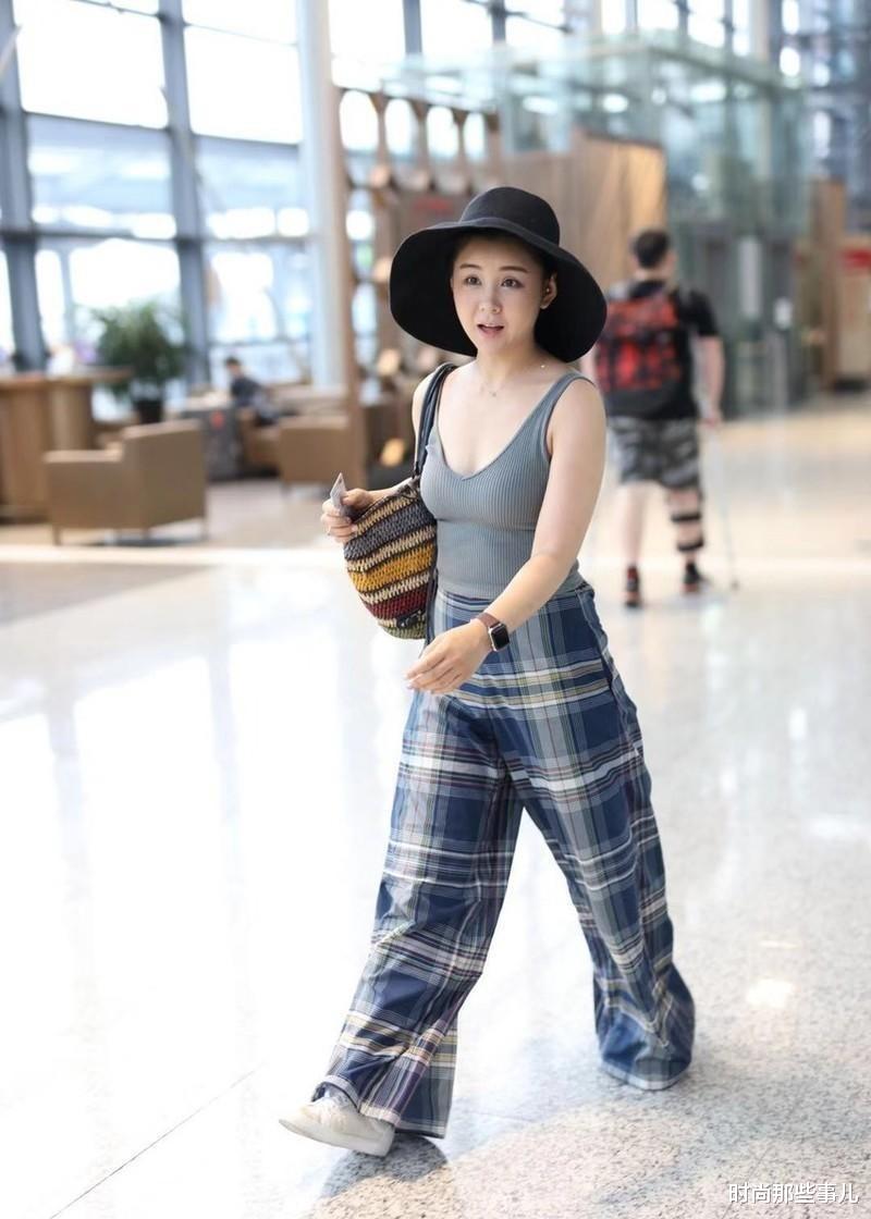 二胎后李小萌变“大号水蜜桃”，阔腿裤+小背心，38岁又欲又成熟