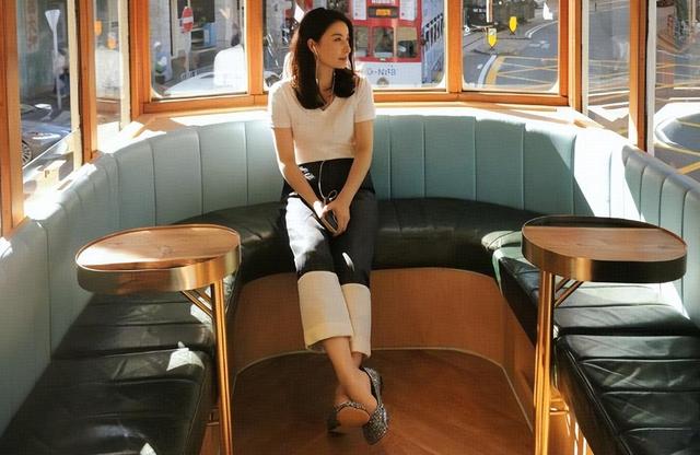 42岁郭晶晶久违登封杂志,陈漫掌镜,网友:挺美,但为啥都是侧脸