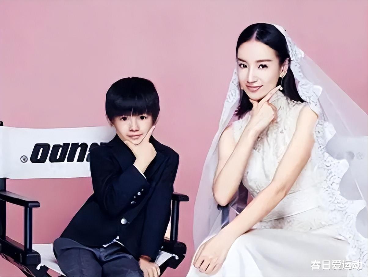 董洁14岁儿子神似梁朝伟,大鼻子如出一辙,网友疑惑重重!