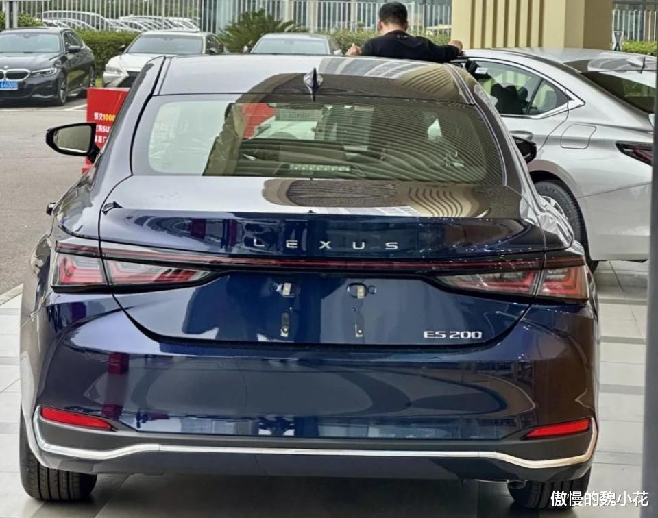 新款“雷克萨斯ES”抵达4S店,外观更细腻,指导价29.99万起!