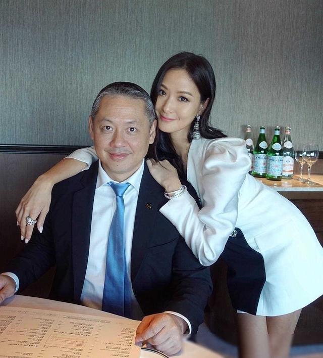 将“老公熬成爹”的5位女星,明明年龄差不多,看着却像两代人