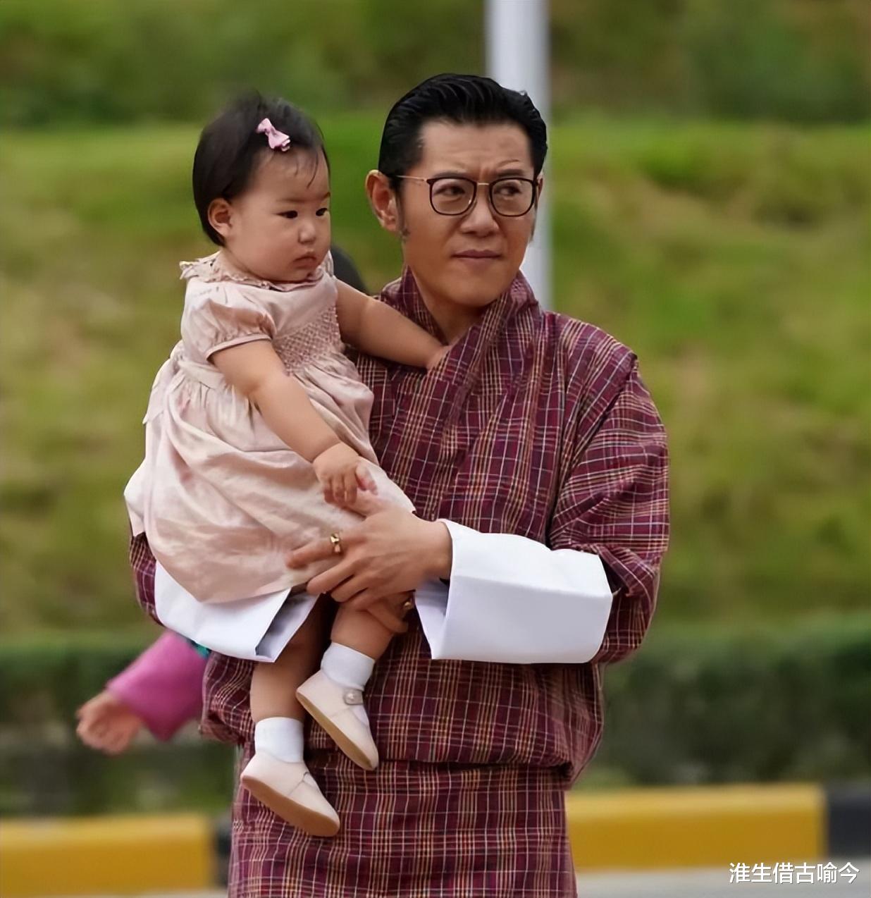 不丹王室罕见全家福曝光,11个月的小公主真萌,是全王室的团宠