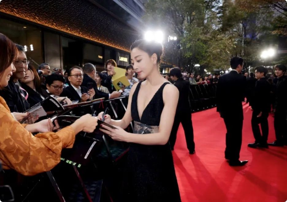 刘亦菲腰臀比太绝:37岁似少女,身材胖瘦刚刚好!