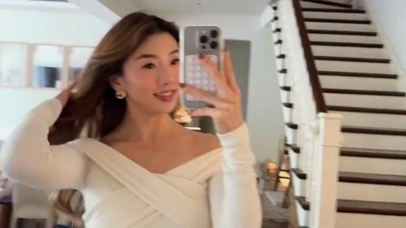 程晓玥终成了妈妈的样子！为女儿周岁庆生，公婆罕见露面满眼宠溺