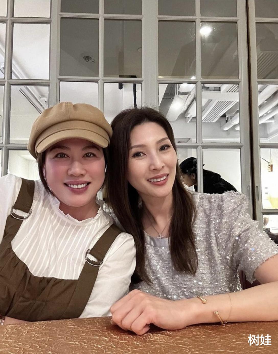 刘恺威为TVB同学庆生,打扮低调仍难掩帅气,众人谈笑风生至凌晨