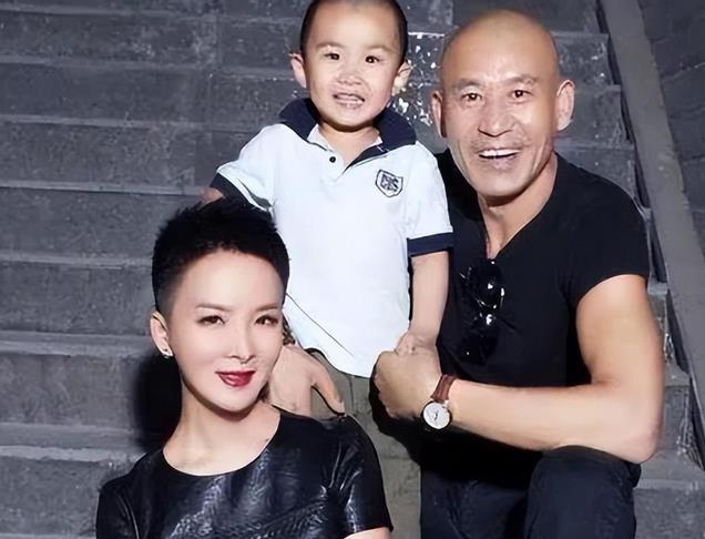 她21岁成名，丈夫为爱她做12年丁克，39岁她意外怀孕