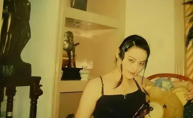 打败韦唯毛阿敏,却被亲弟弟砸成脑震荡,一代歌后沦为保姆谋生