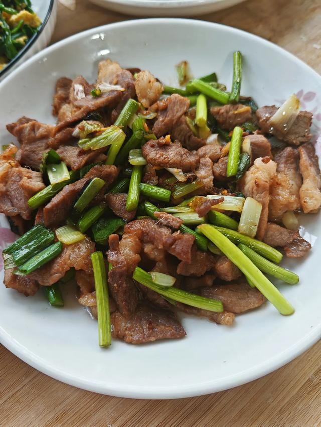 小县城四口之家晚饭，四个菜不到20块钱，有荤有素，网友：真贤惠