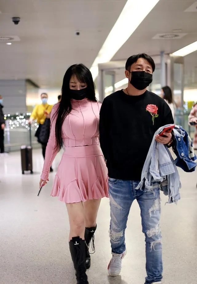 “拳王”妻子冉莹颖,这是中国版卡戴珊吧,葫芦身材亮眼了