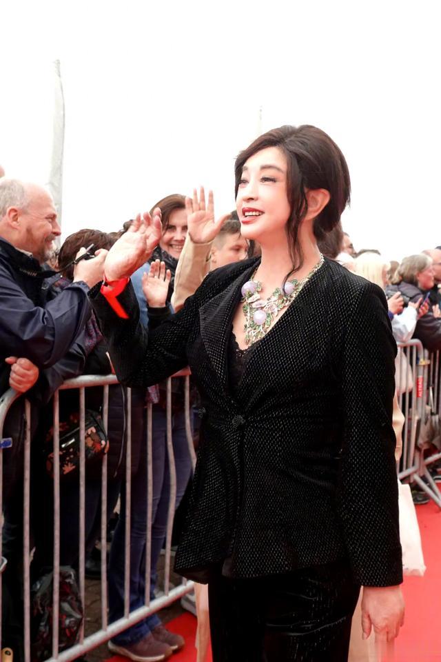 74岁刘晓庆法国露面，被指断崖式衰老，法令纹明显皮肤褶皱！