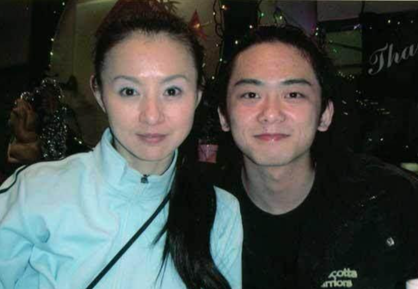 李赛凤：拍《僵尸先生》的时候，导演让我把领口拉的越低越好