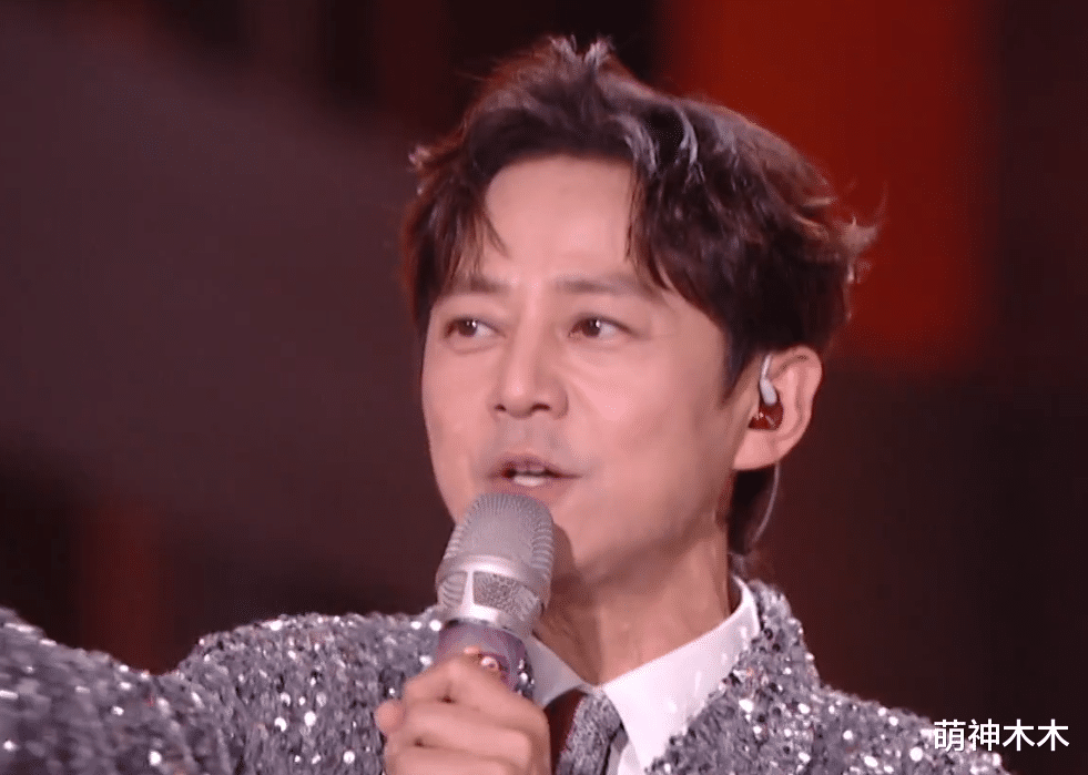 湖南台跨年主持又被吐槽了,何炅带不动新人,没人互动嗓子都哑了