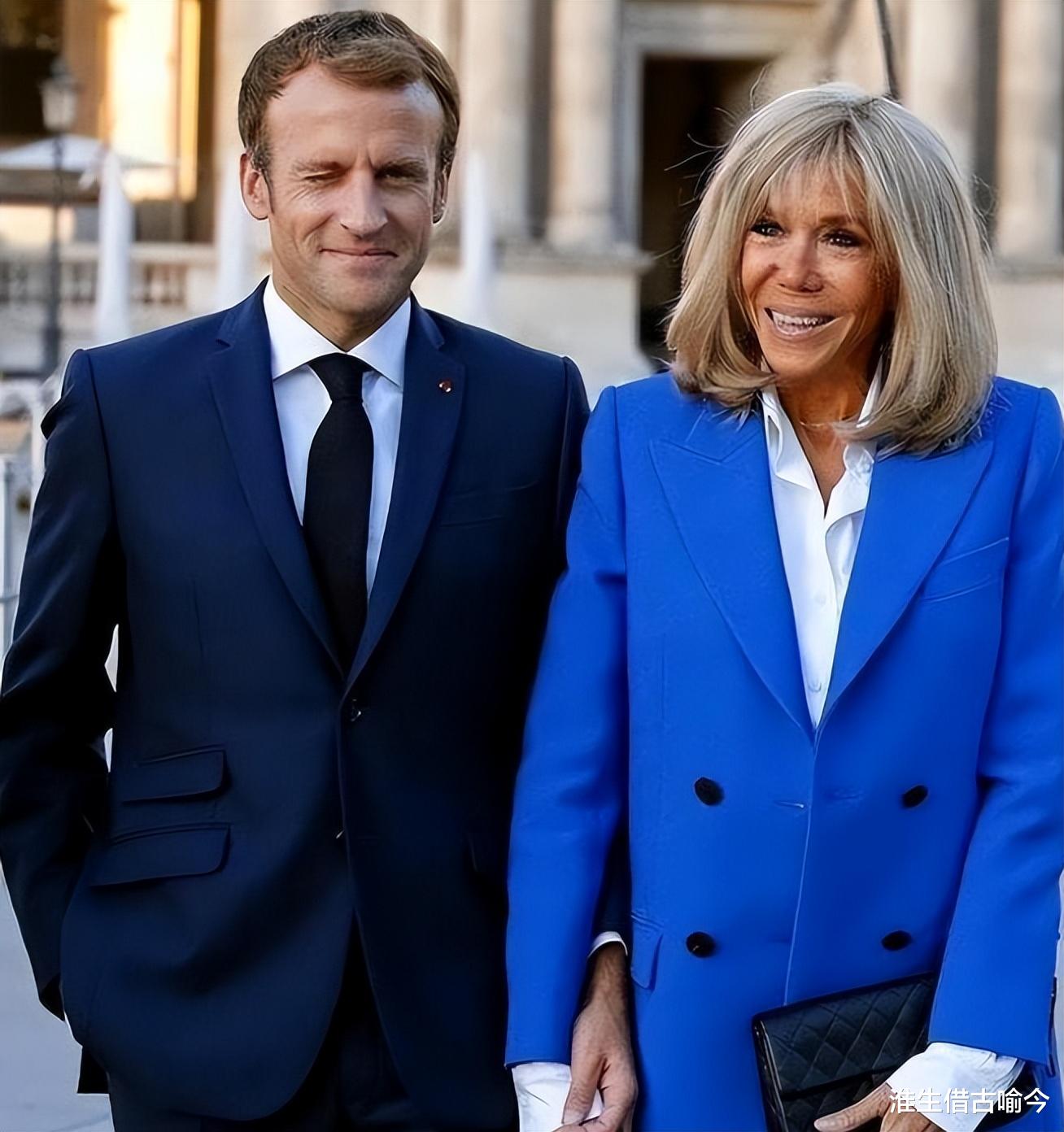 马克龙有多爱大24岁布丽吉特?在游艇上摸着她的脚踝,深情注视她