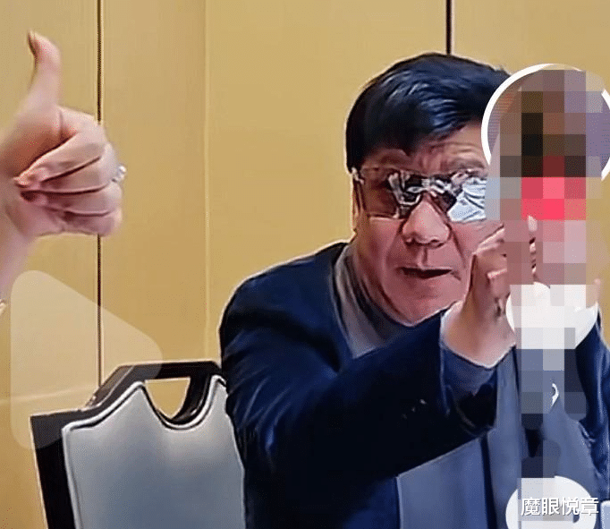 上海知名男主持人现身餐厅,墨镜不离身